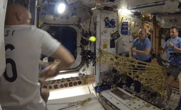 Астронавти играха тенис в космоса! (видео)