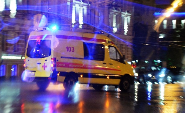 Мъж нападна полицаи в центъра на Москва (видео)