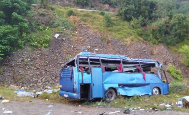 Тежка катастрофа с автобус в Искърското дефиле, 16 загинали (обновена)