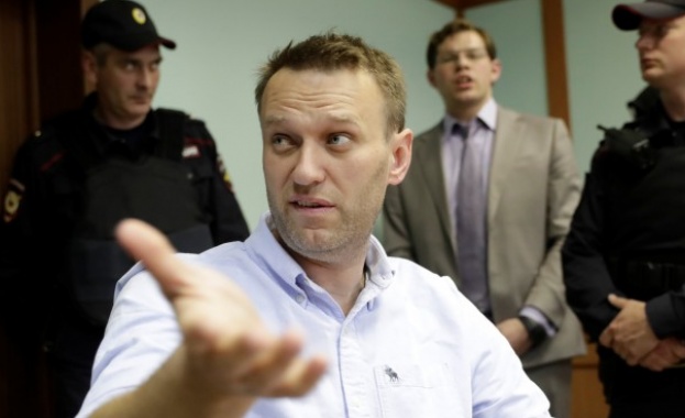 Задържаха опозиционера Навални пред дома му