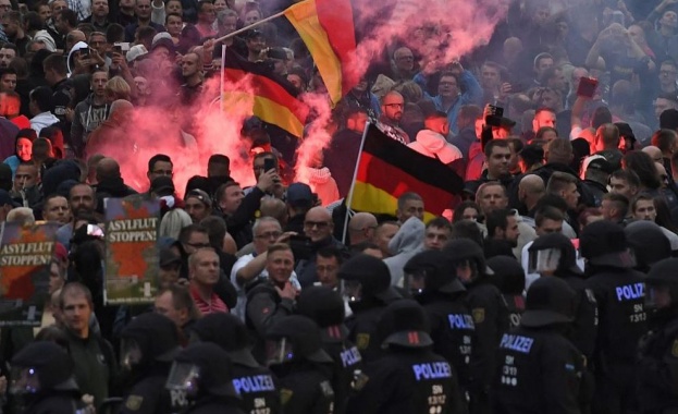 6 ранени при сблъсъци между демонстранти в германския град Кемниц 