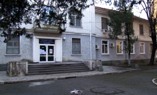 Слагат на тезгяха  общинската болница в Нова Загора