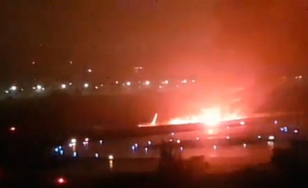 Самолет излезе от пистата в Сочи, има пострадали (видео)