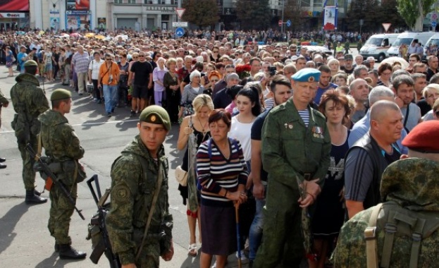 Над 100 000 души отдават последна почит на Захарченко в Донецк