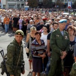 Над 100 000 души отдават последна почит на Захарченко в Донецк