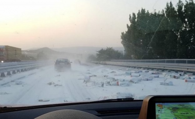 Пътят Шумен-Варна побеля