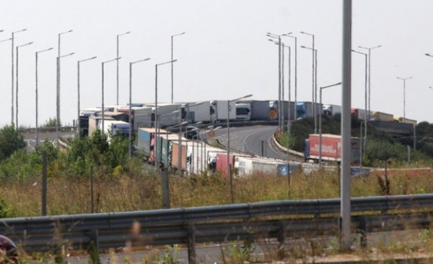 Огромни опашки от тирове се вият на пункта Капитан Андреево Колоните