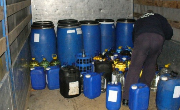 Незаконно оръжие и 1 тон алкохол без бандерол са намерени