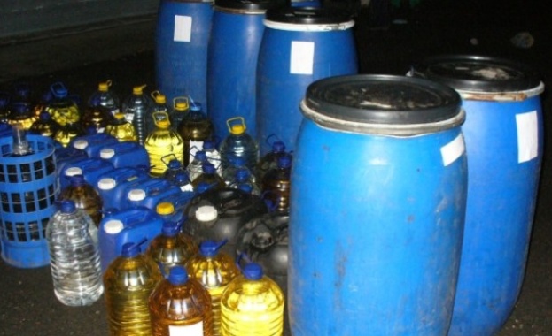 Митнически служители задържаха 200 литра етилов алкохол без платен акциз.