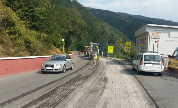 Утре ще продължи фрезоването на пътя Своге - София. Преасфалтирането ще бъде в сряда