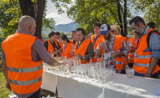 Журито на Spirits Selection впечатлено от фабриката на VP Brands International в Пещера