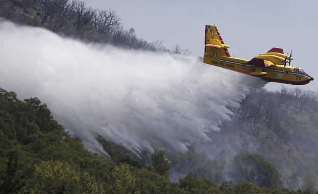 Голям пожар унищожи гора във Франция