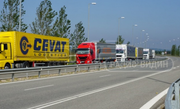 Над 10 километра стана колоната от товарни автомобили на Дунав мост 2