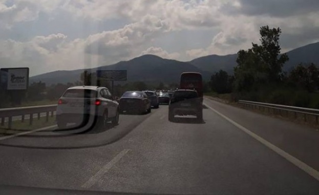 Аварирал ТИР блокира магистрала Тракия