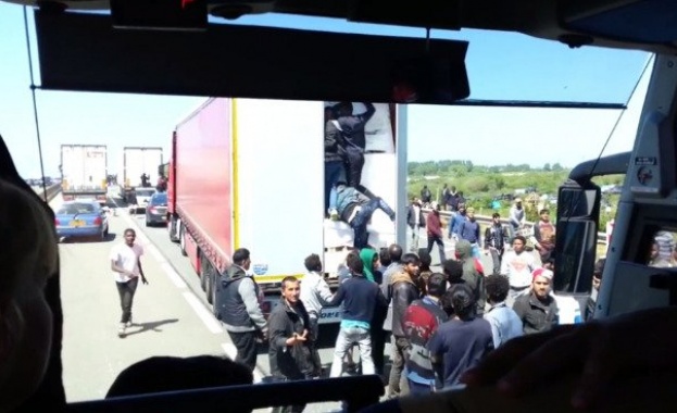 Мигранти се качват тайно в български камиони по границите