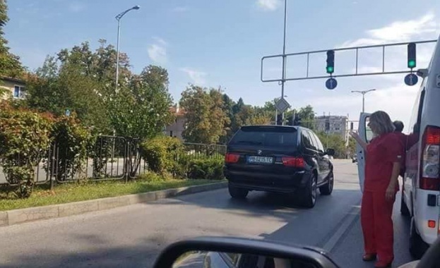 Полицията в Пловдив започна проверка по сигнал за шофьор, ударил жена и болния ѝ съпруг, возен от линейка