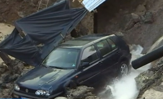 Кола пропадна в строителен изкоп в София 