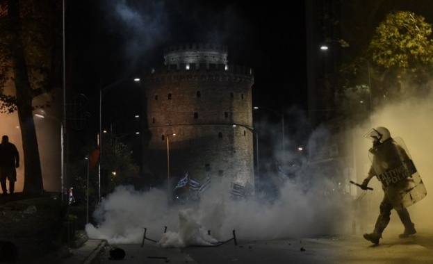 Среднощни сблъсъци в Солун заради новото име на Македония