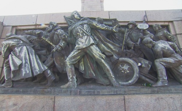Поляха с боя и моторно масло Паметника на съветската армия в София