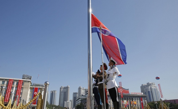 Пхенян демонстрира военна мощ на парада по повод 70-годишнината си (видео, снимки)