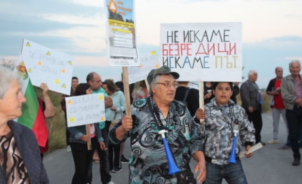 Протест срещу опасен път в старозагорско село