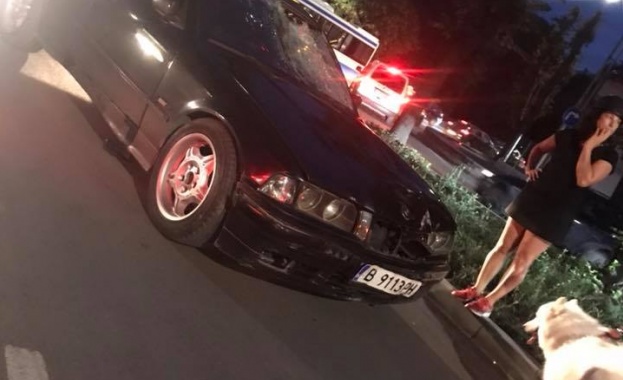 Кола помете велосипедист на пешеходна пътека във Варна, водачът изчезна