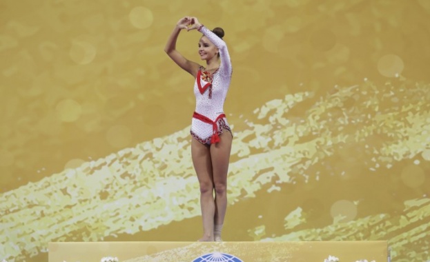 Дина Аверина взе титлата и на топка на Световното в София