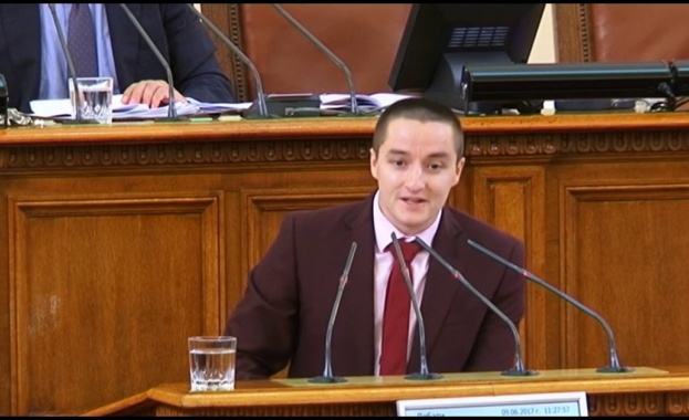 Явор Божанков: Дава се неконтролируема власт на здравния министър