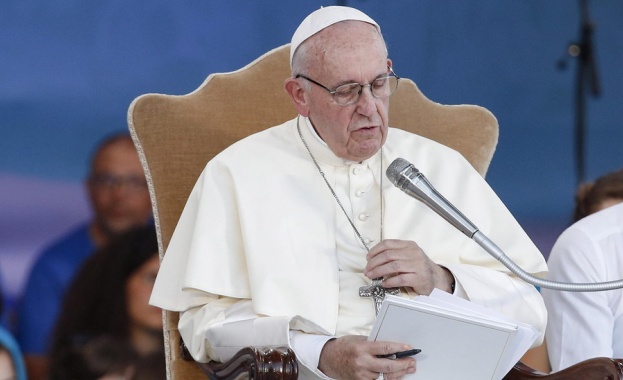 Папа Франциск: Консуматорското общество е "вирус, който атакува вярата в нейните корени"