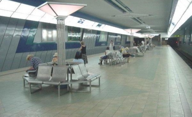 Жена падна пред влак на метростанция „Опълченска“