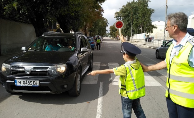 Над 80 водачи получиха съвети за пътна безопасност от деца по време на полицейска акция в Нови пазар и Каспичан