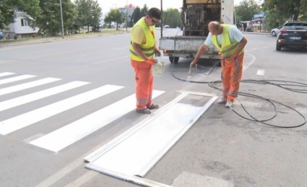 Повдигнати пешеходни пътеки от павета във Велико Търново предизвикат недоволство