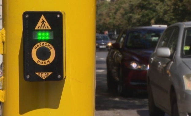 Светофари на ключови кръстовища в София вече са със специални