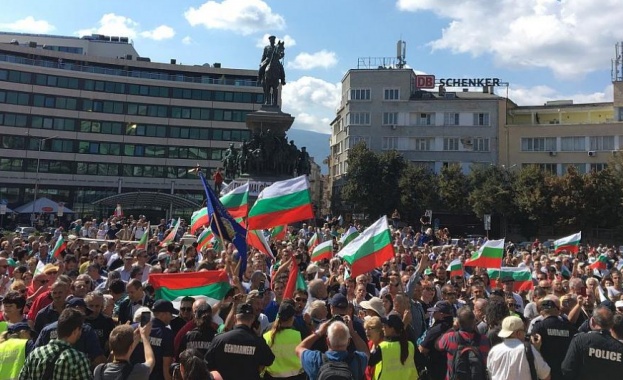 Протест срещу правителството пред парламента (видео)