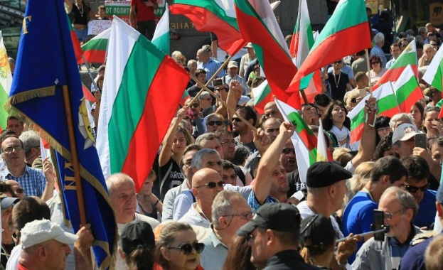 Антиправителствени демонстранти блокираха за повече от два часа центъра на София