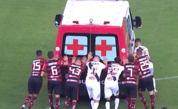 Куриозна случка : Линейка закъса с контузен играч, футболистите се наложи да я бутат (видео)