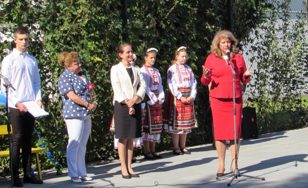 Вицепрезидентът откри 70-ата юбилейна учебна година в Българското средно училище „Христо Ботев“ в Братислава