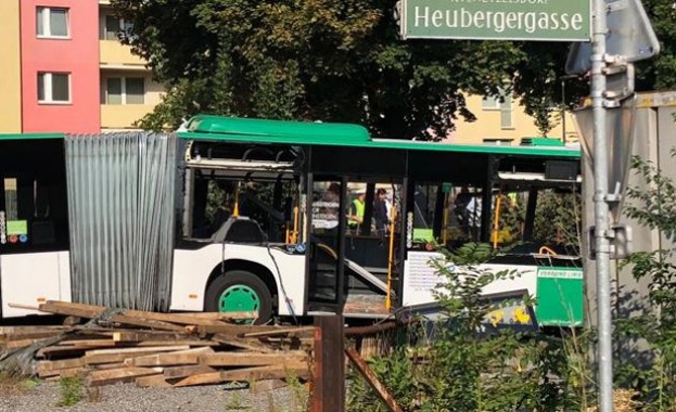 Влак и автобус се сблъскаха в Австрия