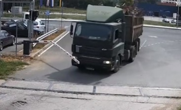 Камион помете бариерата на един от най-модерните прелези у нас