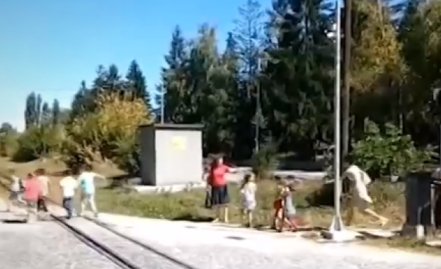Скандално! Учителка прекарва деца през жп прелез при идващ влак
