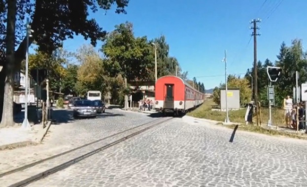 Влак блъсна и уби мъж край Сливен 