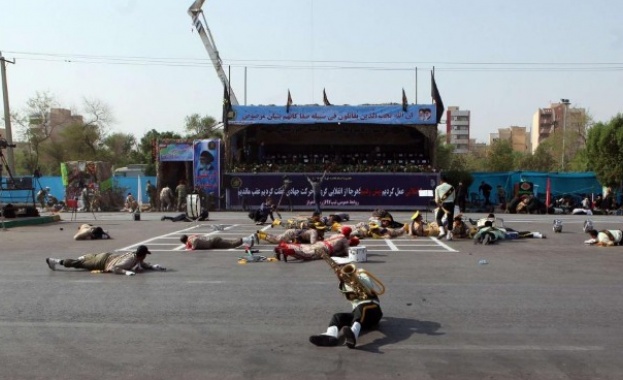 Атентат в Иран, преоблечени във военни униформи терористи стрелят на месо по време на парад