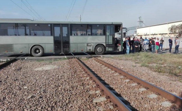 Работници от заводите на Миню Стайков блокираха жп линия 