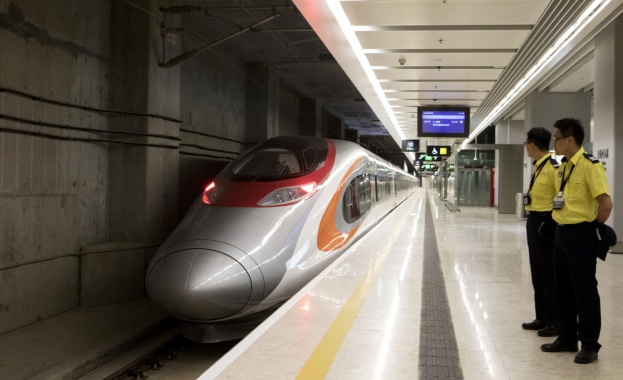  Хонконг пусна високоскоростен влак до континентален Китай 