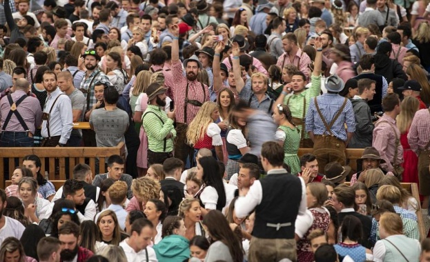 В Мюнхен започна биреният фестивал Октоберфест  (снимки)