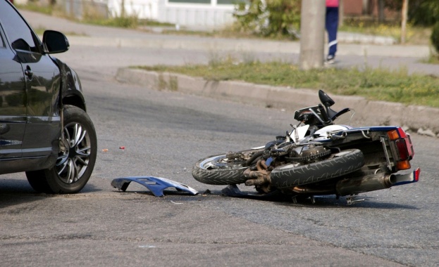 Бус прегази паднал моторист на пътя Карлово-Сопот