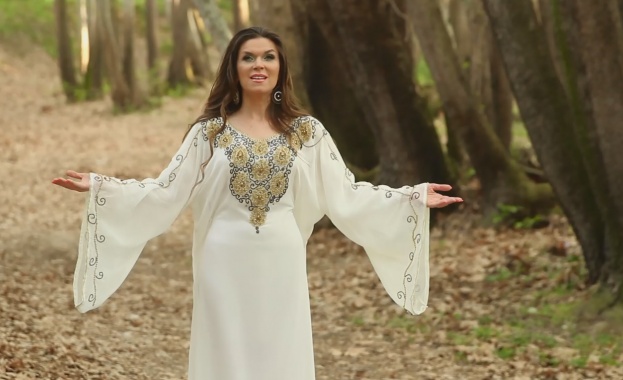 Цветилина на първа есен с нова песен (видео)