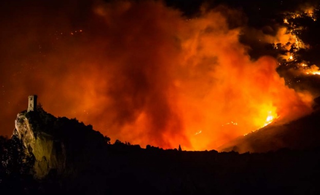 Стотици евакуирани заради огромен пожар край Пиза