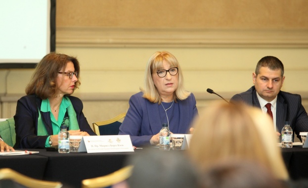 Министър Цачева и посланик Берсе Коен: Всички трябва да работим непрекъснато за подобряване защита правата на децата