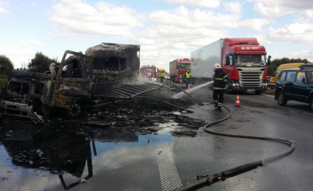 Камиони изгоряха на АМ „Тракия” и затрудниха движението